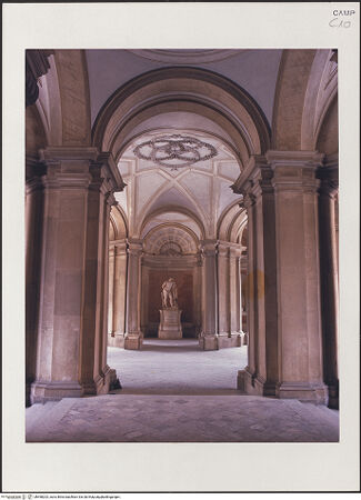 Vorderseite von unbekannt [https://www.deutsche-digitale-bibliothek.de/content/lizenzen/rv-fz/] Palazzo RealeVestibolo Inferiore - Blick in Richtung Herkulesstatue, bh498203_recto. Foto.