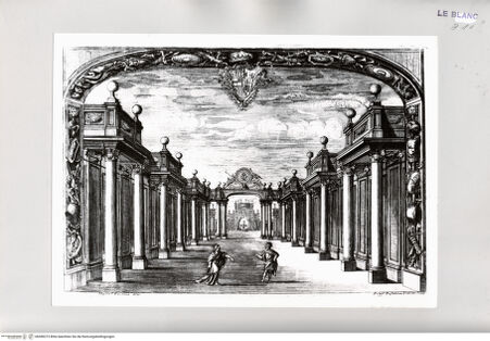 Vorderseite von Istituto Nazionale per la Grafica [http://creativecommons.org/publicdomain/mark/1.0/] La Caduta del Regno dell'Amazzoni3. Akt, 1. Szene: "Cortile Regio con colonne traforate e fontane" - , bh498373. Foto.