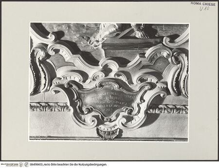 Vorderseite von Sopr. BAS ROMA [https://www.deutsche-digitale-bibliothek.de/content/lizenzen/rv-ez/] Paliotto - Detail: Inschrift mit dem Namen des Stifters, bh498403_recto. Foto.