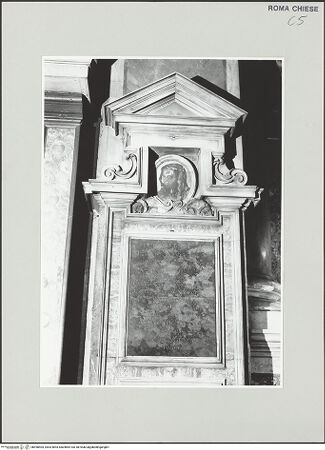 Vorderseite von Sopr. BAS ROMA [https://www.deutsche-digitale-bibliothek.de/content/lizenzen/rv-ez/] Grabmal für Francesca Faggioli - Grabmal mit gemaltem Porträt der Verstorbenen, bh498405_recto. Foto.