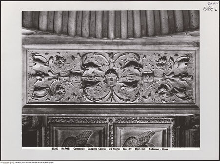 Vorderseite von Alinari [https://www.deutsche-digitale-bibliothek.de/content/lizenzen/rv-ez/] DeckenkassettierungOrnament - Rahmenfeld mit Groteskendekoration, bh498501_recto. Foto.