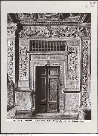 Vorderseite von Alinari [https://www.deutsche-digitale-bibliothek.de/content/lizenzen/rv-ez/] DuomoSuccorpo, Confessione di San Gennaro (Cappella Carafa) - Wandabschnitt mit Portal zur Sakristei, bh498511_recto. Foto.