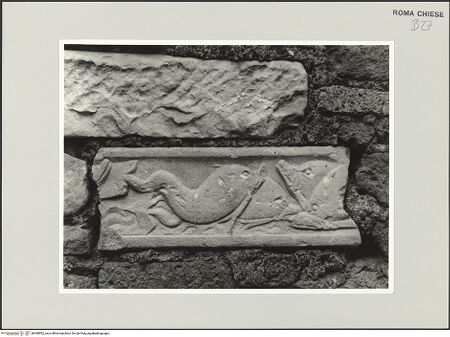 Vorderseite von Hutzel, Max [https://www.deutsche-digitale-bibliothek.de/content/lizenzen/rv-fz/] Santo Stefano Rotondo - Außenmauer mit vermauerten antiken Spolien, bh498592_recto. Foto.