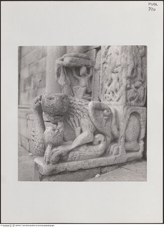 Vorderseite von unbekannt [https://www.deutsche-digitale-bibliothek.de/content/lizenzen/rv-fz/] HauptportalLöwen als Tragfiguren und Atlanten - Linker Löwe, bh499417_recto. Foto.