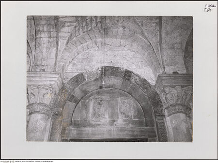 Vorderseite von unbekannt [https://www.deutsche-digitale-bibliothek.de/content/lizenzen/rv-fz/] Hauptportal - Detail, oberes Teil mit Tympanon, bh499420_recto. Foto.