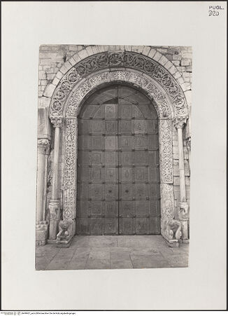 Vorderseite von unbekannt [https://www.deutsche-digitale-bibliothek.de/content/lizenzen/rv-fz/] Hauptportal - Gesamtansicht, bh499421_recto. Foto.