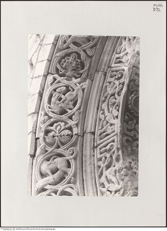 Vorderseite von unbekannt [https://www.deutsche-digitale-bibliothek.de/content/lizenzen/rv-fz/] HauptportalArchivolten mit Tieren und fantastischen Kreaturen - Linke Seite, Detail, bh499424_recto. Foto.