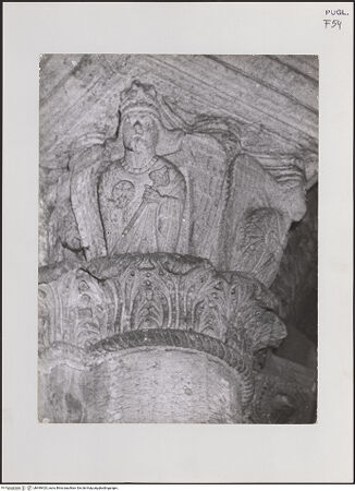 Vorderseite von unbekannt [https://www.deutsche-digitale-bibliothek.de/content/lizenzen/rv-fz/] KapitelleKapitell mit Erzengel (auf der linken Seite des Portals) - Detail links, bh499425_recto. Foto.