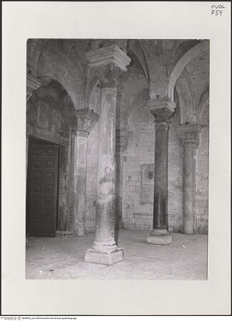 Vorderseite von unbekannt [https://www.deutsche-digitale-bibliothek.de/content/lizenzen/rv-fz/] Chiesa di OgnissantiPortikus - Teilansicht des Raumes mit Portal von Nordwesten, bh499426_recto. Foto.