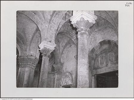 Vorderseite von unbekannt [https://www.deutsche-digitale-bibliothek.de/content/lizenzen/rv-fz/] Chiesa di OgnissantiPortikus - Teilansicht des Raumes von Südwesten, bh499427_recto. Foto.