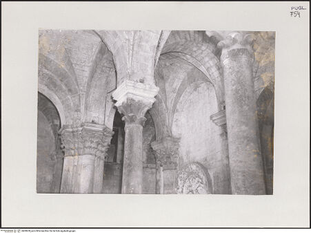 Vorderseite von unbekannt [https://www.deutsche-digitale-bibliothek.de/content/lizenzen/rv-fz/] Chiesa di OgnissantiPortikus - Teilansicht des Raumes von Südwesten, bh499428_recto. Foto.