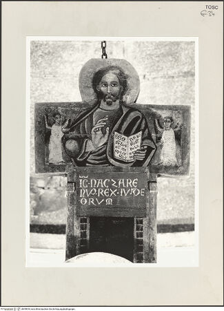 Vorderseite von Sigismondi, Roberto [https://www.deutsche-digitale-bibliothek.de/content/lizenzen/rv-fz/] Bemaltes Kruzifix und Croce Dipinta - Ausschnitt, oberer Kreuzesbalken mit Christus als Pantokrator, bh499818_recto. Foto: Sigismondi, Roberto.