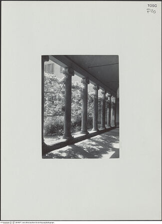 Vorderseite von Lotz-Bauer, Hilde [https://rightsstatements.org/page/CNE/1.0/] Santa Maria Maddalena de'Pazzi - Eingangshof, Ausschnitt mit Ionischen Säulen, bh499971_recto. Foto: Lotz-Bauer, Hilde.