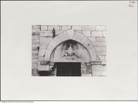 Vorderseite von Kraft, Jost (München) [https://www.deutsche-digitale-bibliothek.de/content/lizenzen/rv-ez/] Fenster mit Adler, der Hase in seinen Klauen hält - Fenster, Lünette mit kaiserlichem Adler, bh499977_recto. Foto: Kraft, Jost (München).