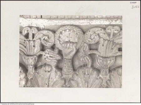 Vorderseite von Deckers-Matzko [https://www.deutsche-digitale-bibliothek.de/content/lizenzen/rv-ez/] Mittleres PortalLinkes Kapitell - Detail mit Dextera Dei, bh499989_recto. Foto.