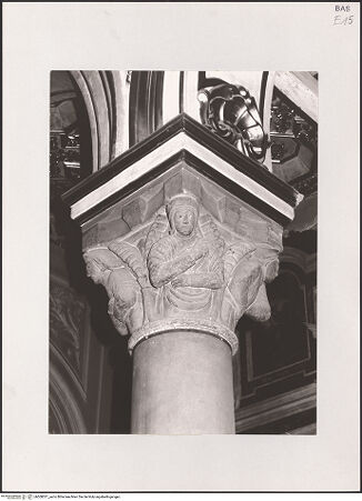 Vorderseite von Deckers-Matzko [https://www.deutsche-digitale-bibliothek.de/content/lizenzen/rv-ez/] Kapitelle mit figürlicher Dekoration - Nordarkade, 2. Kapitell von Westen, bh500021_recto. Foto (digital): Deckers-Matzko, R.J..