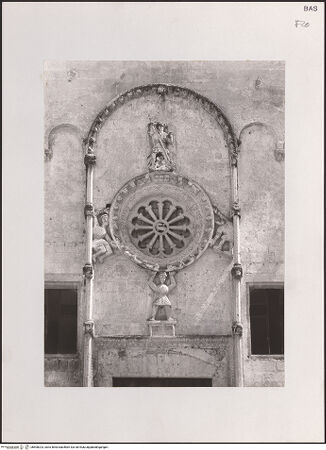 Vorderseite von Deckers-Matzko [https://www.deutsche-digitale-bibliothek.de/content/lizenzen/rv-ez/] Dekoration der Westfassade: Rosenfenster und Portalrahmen - Gesamtansicht, bh500023_recto. Foto.