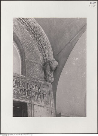 Vorderseite von Deckers-Matzko [https://www.deutsche-digitale-bibliothek.de/content/lizenzen/rv-ez/] Hauptportal - Archivolte, rechter Abschluss des Rankenfries mit Löwenkonsole, bh500030_recto. Foto: Deckers-Matzko, R.J..