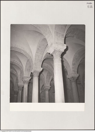 Vorderseite von Bibliotheca Hertziana [https://www.deutsche-digitale-bibliothek.de/content/lizenzen/rv-fz/] CattedraleUnterkircheCripta di San Nicola - Teilansicht des Raumes, bh500144_recto. Foto.