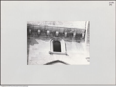 Vorderseite von Kraft, Jost (München) [https://www.deutsche-digitale-bibliothek.de/content/lizenzen/rv-fz/] CattedraleCampanile - Konsolgesims des Turmsockels und Baumeisterinschrift von Osten, bh500153_recto. Foto: Kraft, Jost (München).