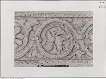 Vorderseite von Deckers-Matzko [https://www.deutsche-digitale-bibliothek.de/content/lizenzen/rv-ez/] Mittleres PortalLinkes Gewände - Linke Seite des Türrahmens, Ausschnitt, bh500173_recto. Foto: Deckers-Matzko, R.J..