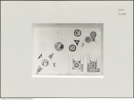 Vorderseite von Städelsches Kunstinstitut und Städtische Galerie [https://www.deutsche-digitale-bibliothek.de/content/lizenzen/rv-ez/] Sammlung von Umrissen und Durchzeichnungen, dienend zur Geschichte der bildenden Künste des Mittelalters in Italien, gezeichnet von J.A. Ramboux aus Trier in den Jahren 1818 bis 1822 und den Jahren 1833 bis 1843Seiteuntere Zeichnung: Querhausfenster, Szenen des AT und NT (Verkündigung an Sarah, Christus erscheint Petrus, Jünglinge im Feuerofen, Reise nach Emmaus), Ornamentscheiben der beiden linken Fensterbahnen - , bh501342_recto. Foto.