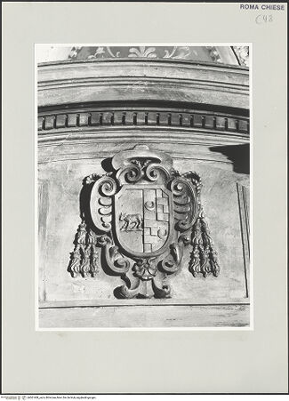Vorderseite von Sopr. BAS ROMA [https://www.deutsche-digitale-bibliothek.de/content/lizenzen/rv-ez/] Chorgestühl - Wappen, bh501408_recto. Foto.