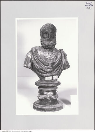 Vorderseite von Sopr. BAS NA [https://www.deutsche-digitale-bibliothek.de/content/lizenzen/rv-ez/] Büste eines römischen Kaisers - Gesamtansicht, bh502162_recto. Foto.