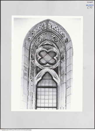 Vorderseite von Pedicini, Luciano [https://www.deutsche-digitale-bibliothek.de/content/lizenzen/rv-ez/] Castel NuovoCappella Palatina - Apsis, linkes Fenster, Maßwerk und Reste der Freskodekoration, bh504014_recto. Foto: Pedicini, Luciano.