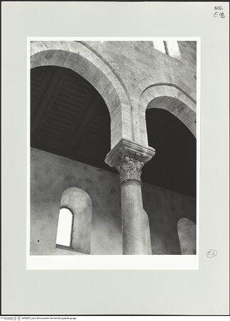 Vorderseite von Bibliotheca Hertziana [https://www.deutsche-digitale-bibliothek.de/content/lizenzen/rv-fz/] Kapitelle des LanghausesFünftes Kapitell links - Seitenansicht, bh504057_recto. Foto: Schwarz, Heinrich Mathias.