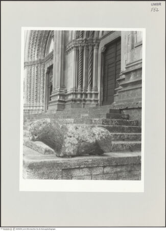 Vorderseite von Bibliotheca Hertziana [https://www.deutsche-digitale-bibliothek.de/content/lizenzen/rv-ez/] San Fortunato - Hautportal und rechtes Seitenportal, Schrägansicht von rechts, bh504565_recto. Foto: Savio, Oscar.