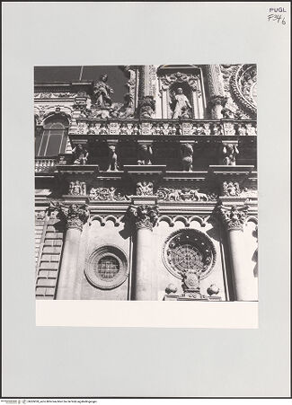 Vorderseite von Bibliotheca Hertziana [https://rightsstatements.org/page/CNE/1.0/] Santa Croce - Fassade, Ausschnitt (linke Seite), bh505020_recto. Foto: Savio, Oscar.