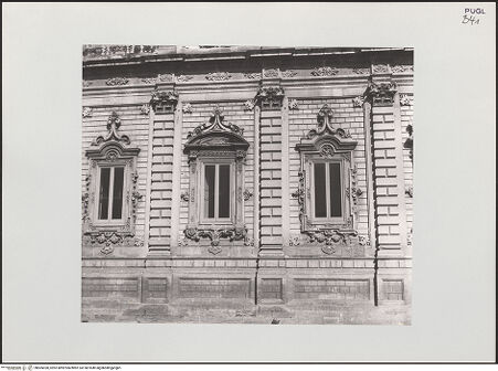 Vorderseite von Savio, Oscar [https://www.deutsche-digitale-bibliothek.de/content/lizenzen/rv-ez/] Palazzo del Governo - Detail, Fenster, bh505028_recto. Foto: Savio, Oscar.