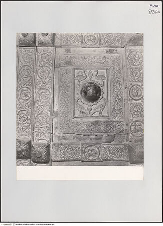 Vorderseite von unbekannt [https://www.deutsche-digitale-bibliothek.de/content/lizenzen/rv-fz/] BronzetürRechtes TürblattRelief mit Löwenkopftürzieher - Gesamtansicht (und dekorierte Platte), bh505065_recto. Foto.