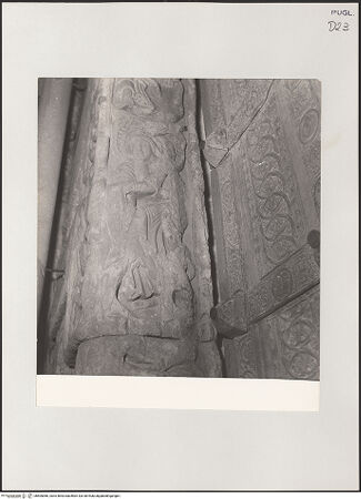 Vorderseite von unbekannt [https://www.deutsche-digitale-bibliothek.de/content/lizenzen/rv-fz/] HauptportalTürpfosten: Szenen aus dem alten Testament und Propheten - Linker Türpfosten, Jakob ringt mit dem Engel, bh505066_recto. Foto.