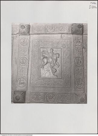 Vorderseite von unbekannt [https://www.deutsche-digitale-bibliothek.de/content/lizenzen/rv-fz/] BronzetürLinkes TürblattDer heilige Georg - Gesamtansicht (und dekorierte Platte), bh505073_recto. Foto.