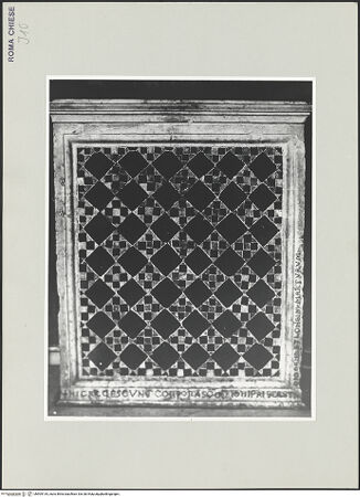Vorderseite von Sopr. BAS ROMA [https://www.deutsche-digitale-bibliothek.de/content/lizenzen/rv-ez/] Römischer cippus - Rückseite mit dem Mosaik des 12. Jahrunderts, bh505134_recto. Foto.