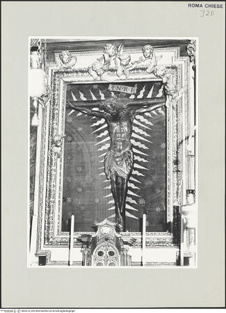 Vorderseite von Sopr. BAS ROMA [https://www.deutsche-digitale-bibliothek.de/content/lizenzen/rv-ez/] Kreuz mit Corpus - Kruzifix in der Altarädikula, bh505135_recto. Foto.