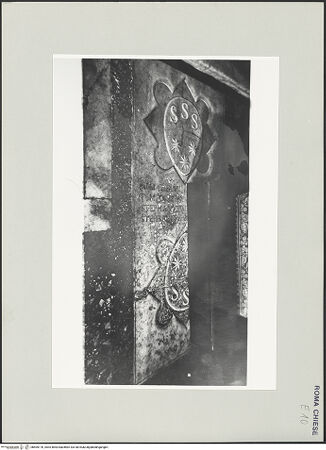 Vorderseite von Sopr. BAS ROMA [https://www.deutsche-digitale-bibliothek.de/content/lizenzen/rv-ez/] Grabplatte der Familie Alli - , bh505170_recto. Foto.