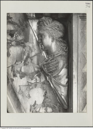 Vorderseite von Fototeca Italiana [https://www.deutsche-digitale-bibliothek.de/content/lizenzen/rv-ez/] Porta della MandorlaFiguren der Bekrönung - Sibylle, rechte Ecke des Tympanons, bh505362_recto. Foto.