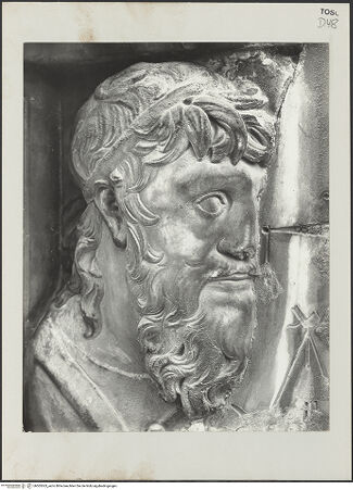 Vorderseite von Fototeca Italiana [https://www.deutsche-digitale-bibliothek.de/content/lizenzen/rv-ez/] Porta della MandorlaFiguren der Bekrönung - Prophet, linke Ecke des Tympanons, bh505363_recto. Foto.