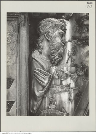 Vorderseite von Fototeca Italiana [https://www.deutsche-digitale-bibliothek.de/content/lizenzen/rv-ez/] Porta della MandorlaFiguren der Bekrönung - Prophet, linke Ecke des Tympanons, bh505364_recto. Foto.