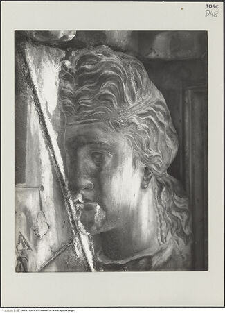 Vorderseite von Fototeca Italiana [https://www.deutsche-digitale-bibliothek.de/content/lizenzen/rv-ez/] Porta della MandorlaFiguren der Bekrönung - Sibylle, rechte Ecke des Tympanons, bh505373_recto. Foto.