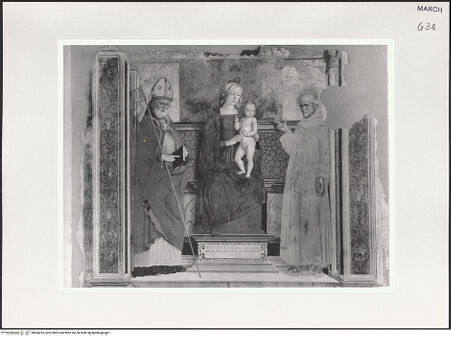 Vorderseite von Sigismondi, Roberto [https://www.deutsche-digitale-bibliothek.de/content/lizenzen/rv-fz/] Madonna mit den Heiligen Exuperantius und Bernhardin von Siena - Gesamtansicht mit flankierenden Pilastern, bh506255_recto. Foto: Sigismondi, Roberto.