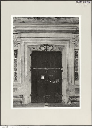 Vorderseite von Sopr. BAS ROMA [https://www.deutsche-digitale-bibliothek.de/content/lizenzen/rv-ez/] Santi Nereo e Achilleo - Portal von innen, bh506604_recto. Foto.