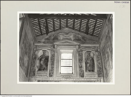 Vorderseite von Sopr. BAS ROMA [https://www.deutsche-digitale-bibliothek.de/content/lizenzen/rv-ez/] Santi Nereo e Achilleo - Innenfassade, Fensterzone und Giebel, bh506613_recto. Foto.