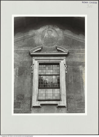 Vorderseite von Sopr. BAS ROMA [https://www.deutsche-digitale-bibliothek.de/content/lizenzen/rv-ez/] Santi Nereo e Achilleo - Fassade, Fenster mit gesprengtem Giebel, um 1600, bh506615_recto. Foto.