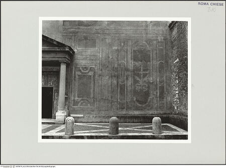 Vorderseite von Sopr. BAS ROMA [https://www.deutsche-digitale-bibliothek.de/content/lizenzen/rv-ez/] Santi Nereo e Achilleo - Fassade, Detail mit Resten der Bemalung vom Ende des 16. Jahrhunderts, bh506616_recto. Foto.