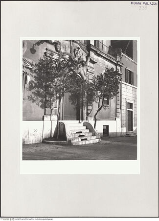 Vorderseite von Bibliotheca Hertziana [https://www.deutsche-digitale-bibliothek.de/content/lizenzen/rv-fz/] Gartenfassade mit Mascherone (Höllenmaul)Maskenportal (Mascherone) - , bh506693_recto. Foto.