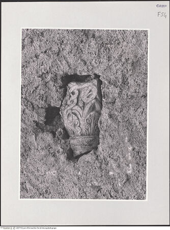 Vorderseite von Sopr. BAS NA [https://www.deutsche-digitale-bibliothek.de/content/lizenzen/rv-ez/] Vermauertes langobardisches Kapitell - Gesamtansicht, bh507762_recto. Foto.